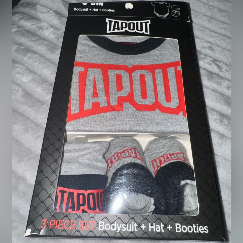 Brand New in Boys Baby Boy Newborn 0-3 Months TapOut Body Suit Hat and Booties